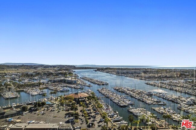 Building Photo - 13700 Marina Pointe Dr