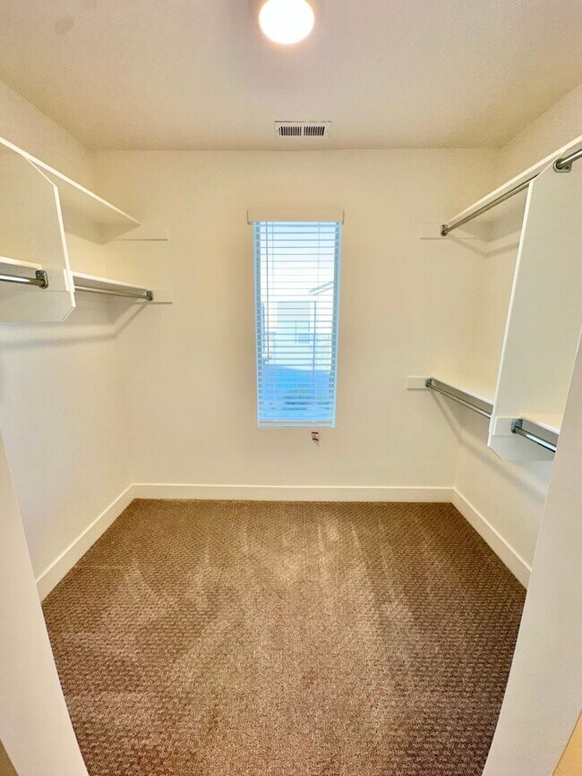 Building Photo - Desert Color Townhome!