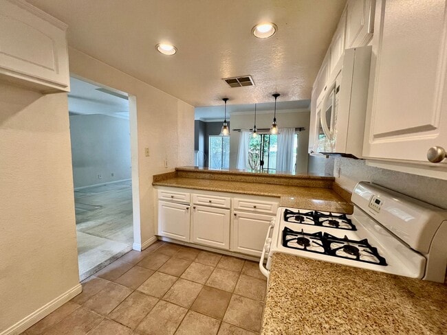 Building Photo - Lovely 2bd. condo in Claremont w/2 car garage