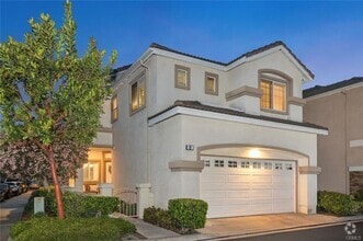 Building Photo - 3 bedroom in Gated Victoria Community!
