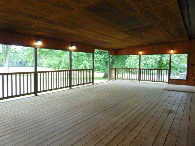 Building Photo - Amazing 3 Bed 2 Bath Country Home With Fab...