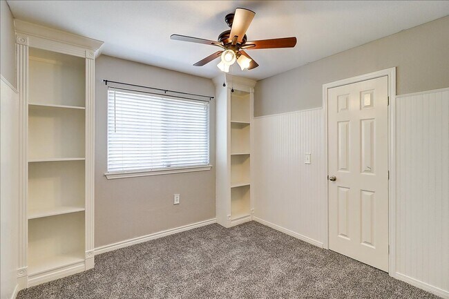 Building Photo - 2110 Encino Dr