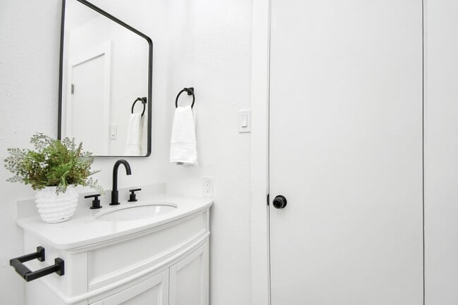 Building Photo - 9912 Cardinal St