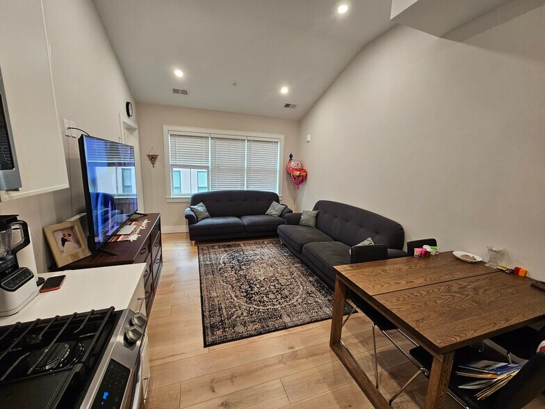 Building Photo - 9 Everett Sq