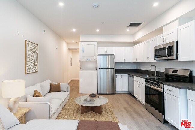Primary Photo - 1227 N Berendo St