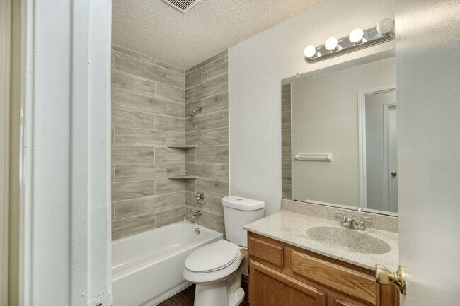 Building Photo - 1304 Garden Path Dr