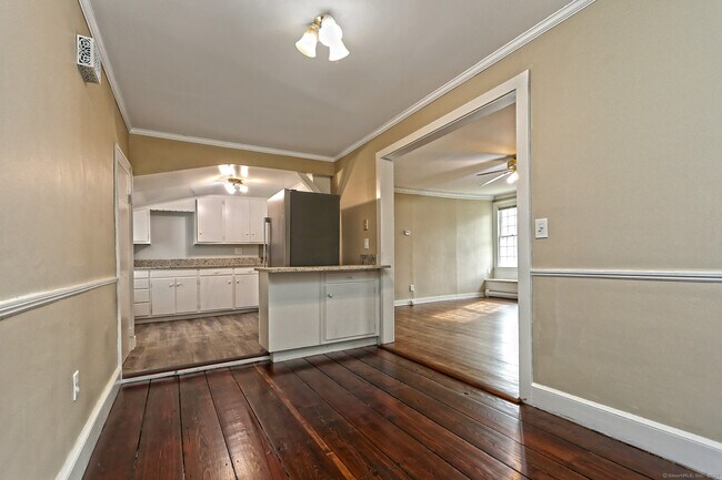 Building Photo - 562 Amity Rd