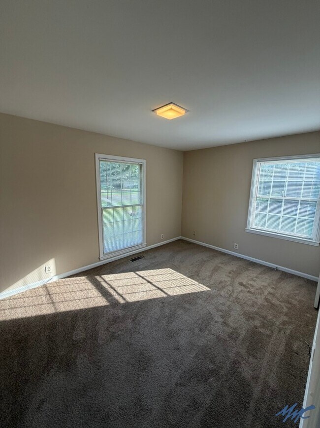 Building Photo - 1600 Parklawn Dr