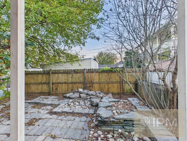 Building Photo - Available Now!!  Charming 2 Bed, 1 Bath Ho...