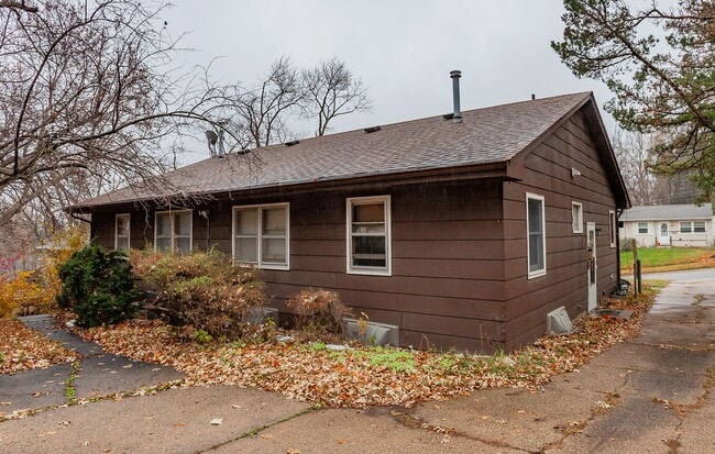 Building Photo - CHARMING! 2 Bedroom, 1 Bathroom Duplex in Des Moines!!