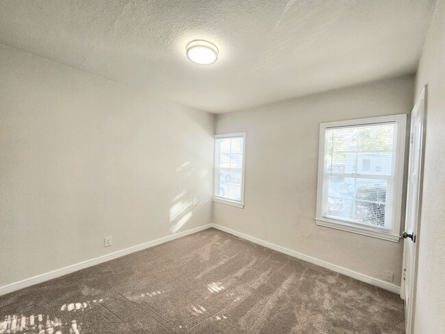 Building Photo - two bedroom duplex