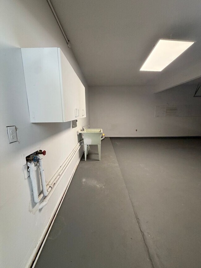 Building Photo - 4 bed | 2.5 bath | 2,630 sq ft