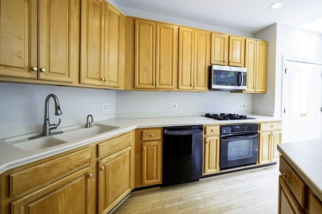 Building Photo - Tower Oaks First-Time Townhome in Rockville is Move-in Ready!