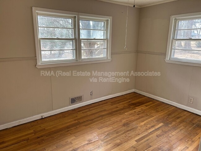 Building Photo - 1313 Oakdale Dr