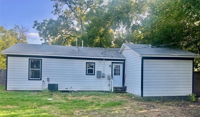 Building Photo - 214 W Davilla St