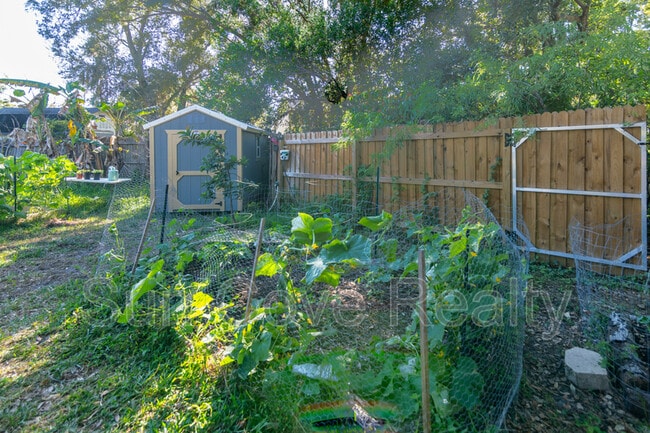 Building Photo - 915 Woodleaf Way