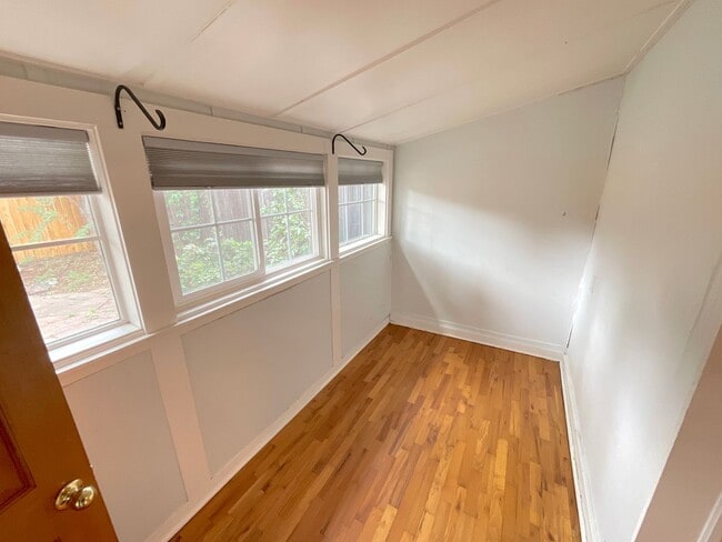 Building Photo - 1 Bedroom Home Available Near W Pikes Peak...