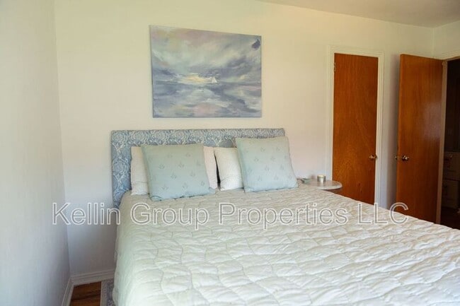 Building Photo - 1805 E Fern Rd