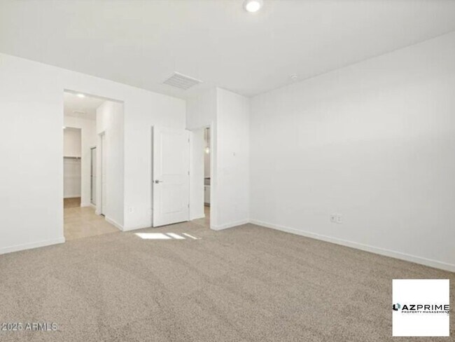 Building Photo - Your dream home awaits