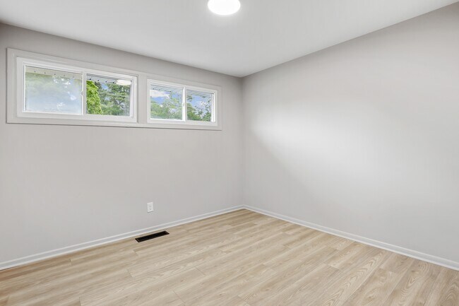 Building Photo - 105 Sumpter Dr