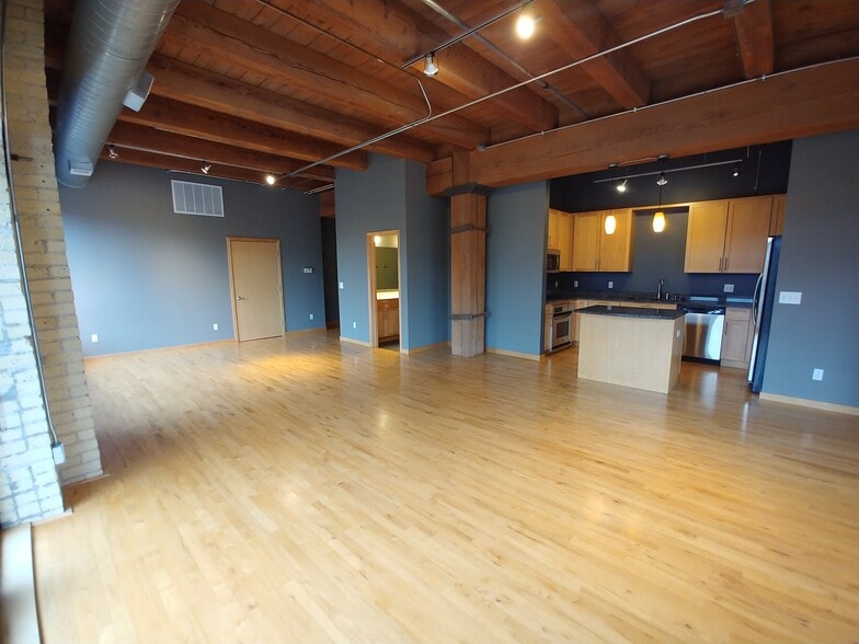 Spacious Open Loft Floorplan - 607 Washington Ave S
