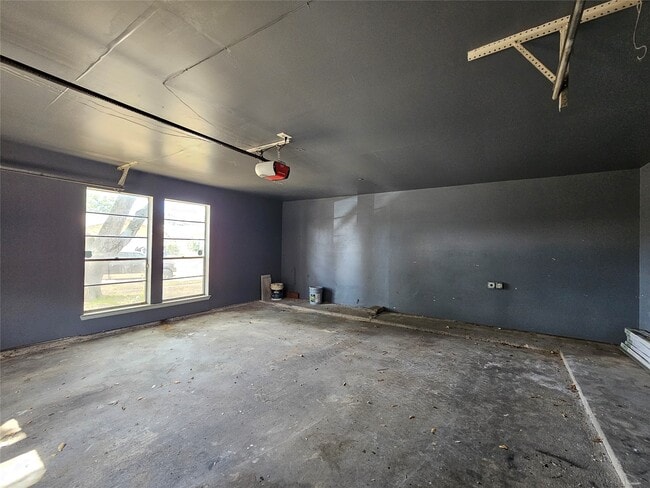 Building Photo - 8314 Streamside Dr