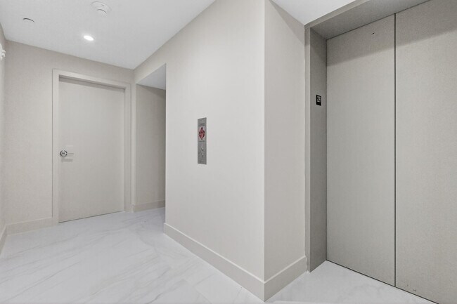 Building Photo - 700 NE 24th St