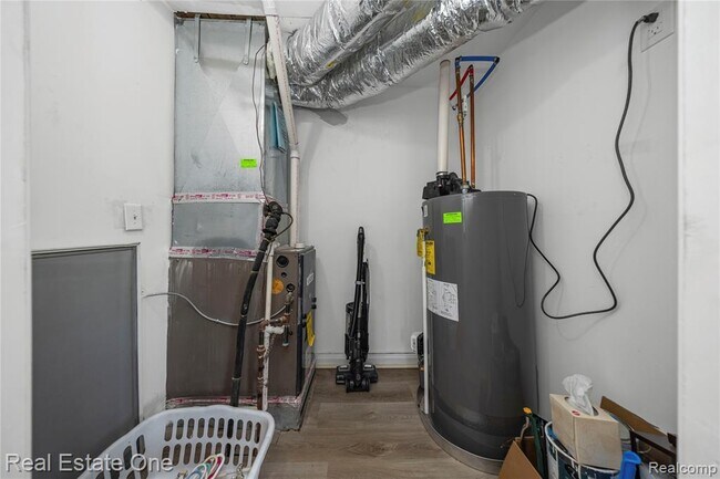 Building Photo - 3420 Fairmont Rd