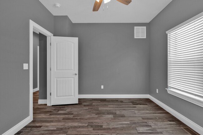 Building Photo - 3011 E 12th St