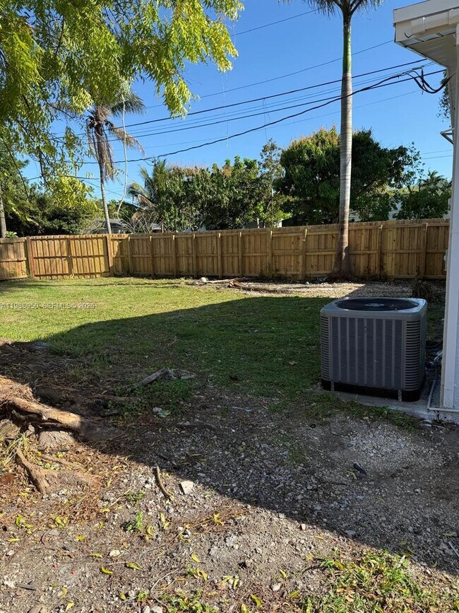 Building Photo - 625 NW 9th Ave