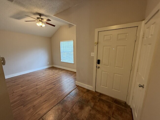 Building Photo - 1100 Alexandria Dr