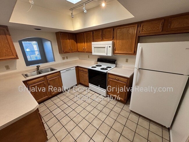 Building Photo - Cute 2 Bedroom, 2 Bath Townhome  *MOVE-IN SPECIAL* (Speedway/Wilmot)