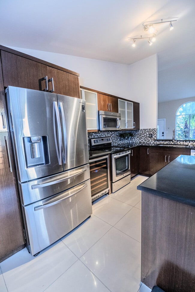 Building Photo - 8111 Cedar Hollow Ln