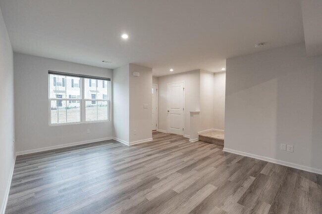 Building Photo - 3 bedroom, 2.5 bathroom townhouse.