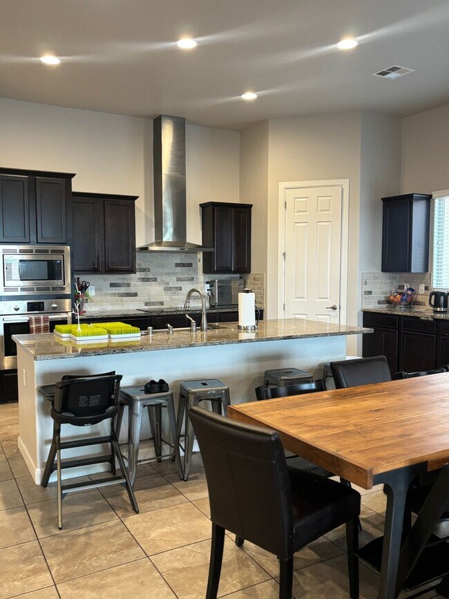 Building Photo - Charming 4 Bedroom 2.5 bath house in a Gat...