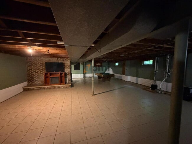 Building Photo - 330 E 69th Pl