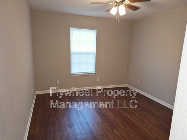 Building Photo - 2043 Leota St