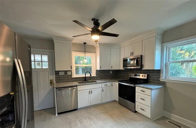 Building Photo - 3427 Eastway Dr