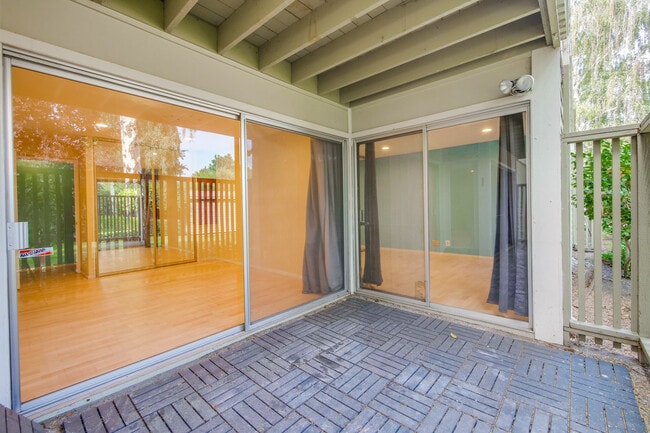 Building Photo - 280 Easy St