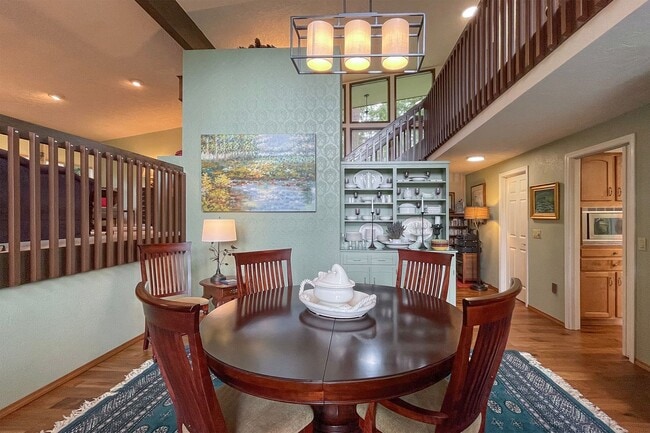 Building Photo - Fully Furnished Home