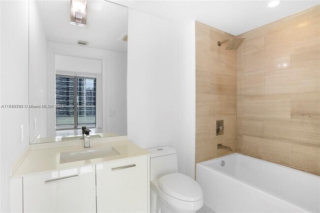 Building Photo - 1300 Brickell Bay Dr