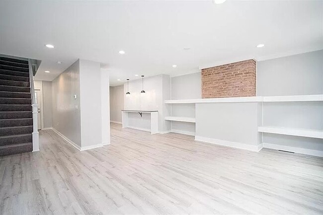 Building Photo - 1124 Voskamp St