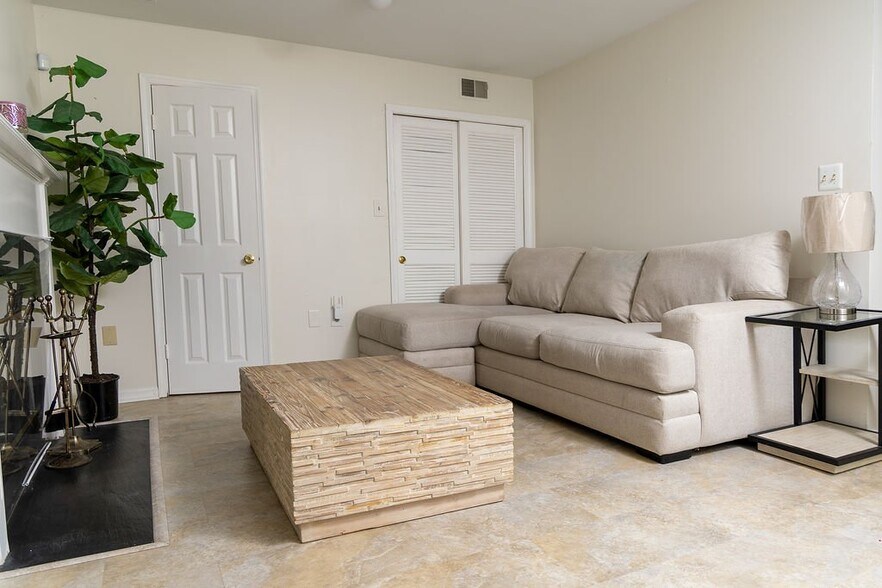 Building Photo - 16015 Elegant Ct