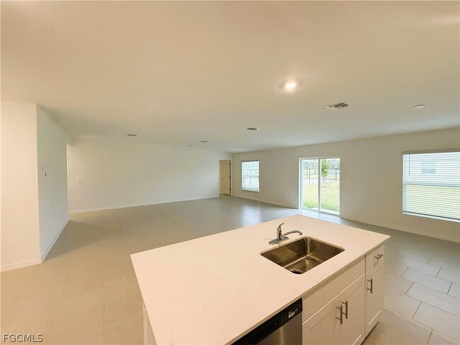 Building Photo - 335 Parish Dr