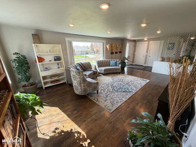 Building Photo - 4TH OF JULY MOVE IN SPECIAL!! Beautiful Fu...