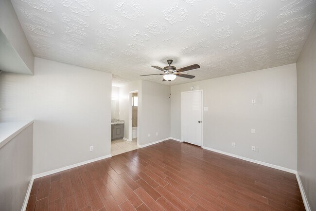 Building Photo - Coming Soon! Southwest Houston 3 bed/2 bat...