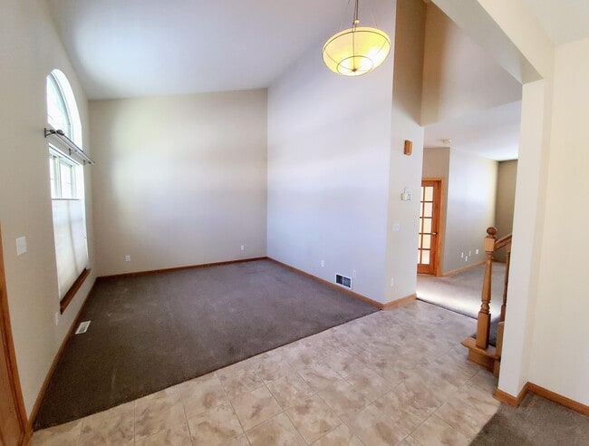 Building Photo - 1805 Deer Path