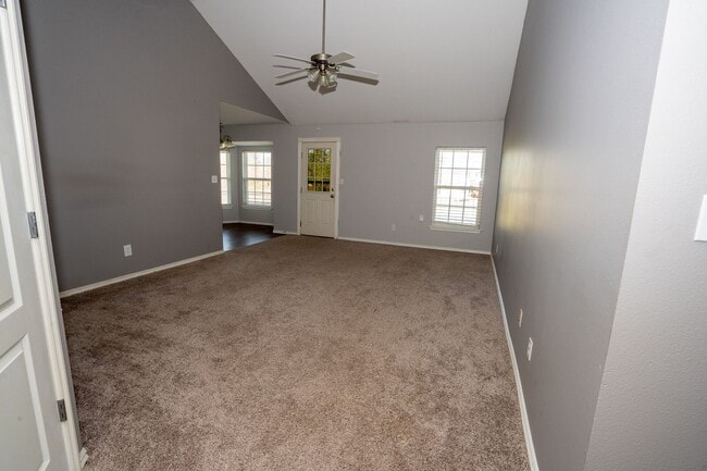 Building Photo - 3 Bed / 2 Bath in Collinsville!