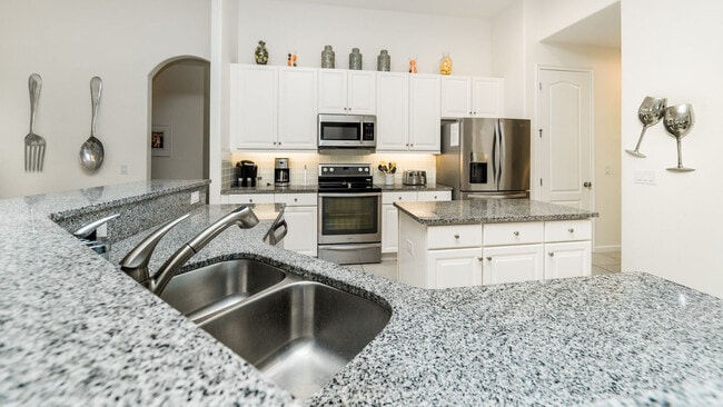 Building Photo - 4079 Oak Tree Dr