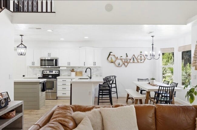 Building Photo - 930 S Indian Cir